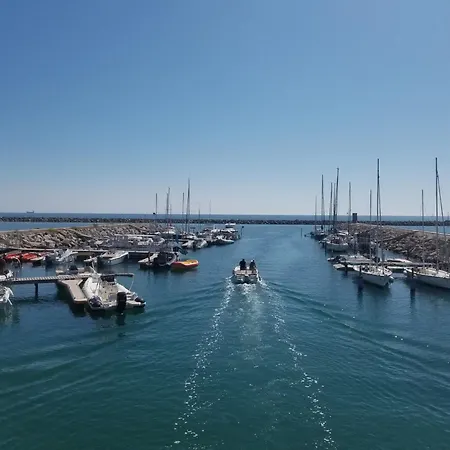 Marina Des Quilles, Grand T2 Climatise, Proche Plage, Parking Prive Apartment